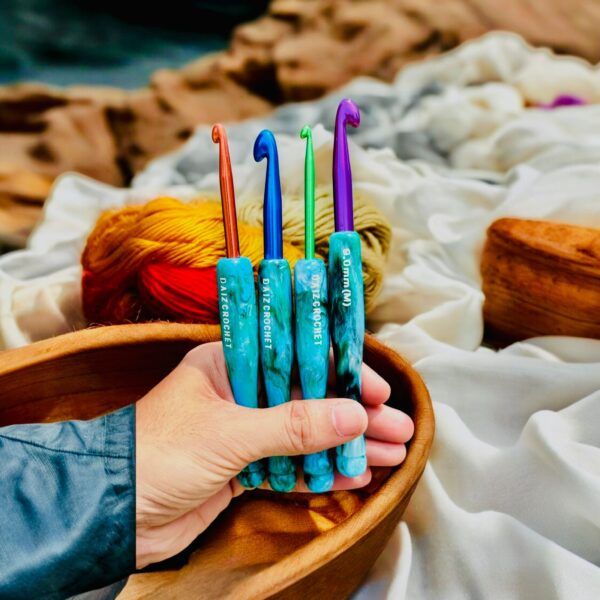 DAIZ Crochet Ergonomic Resin Handle Crochet Hooks – Multicolor Metal Tip Comfort Grip Set